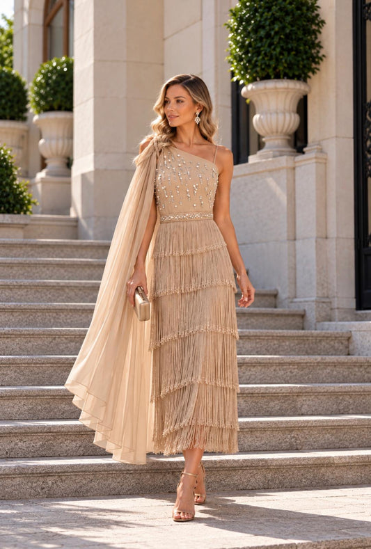 VESTIDO DE FRANJAS COM CAPA