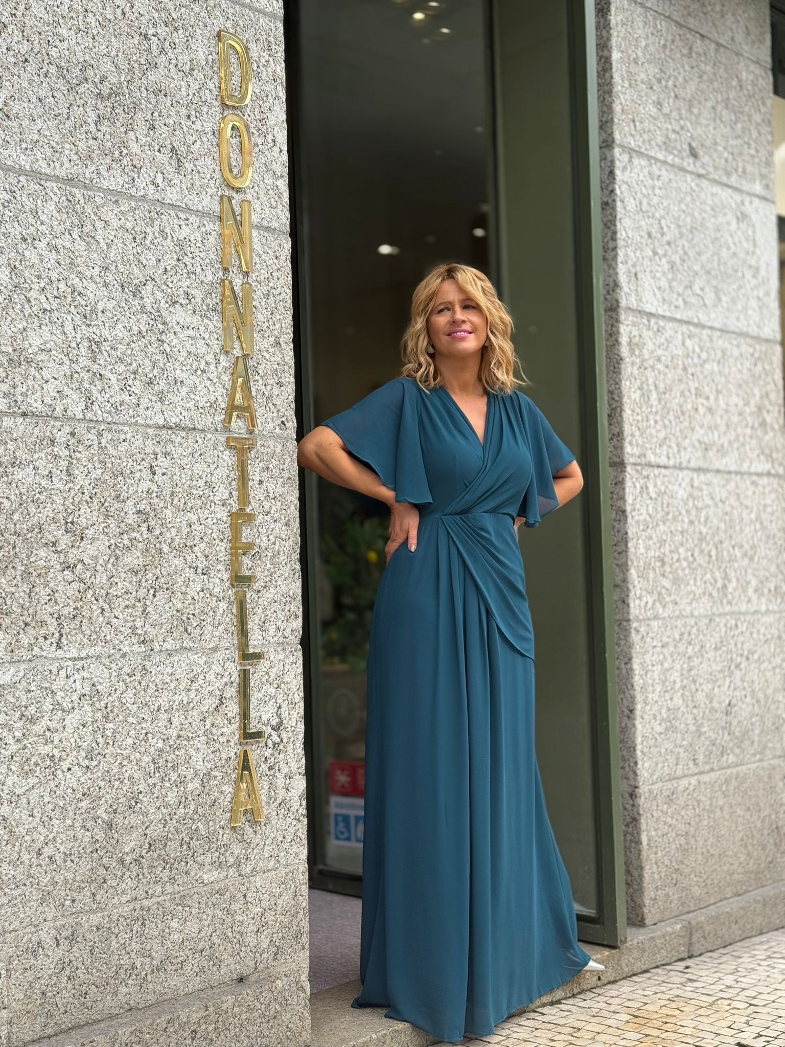 VESTIDO COM DRAPEADO NA FRENTE
