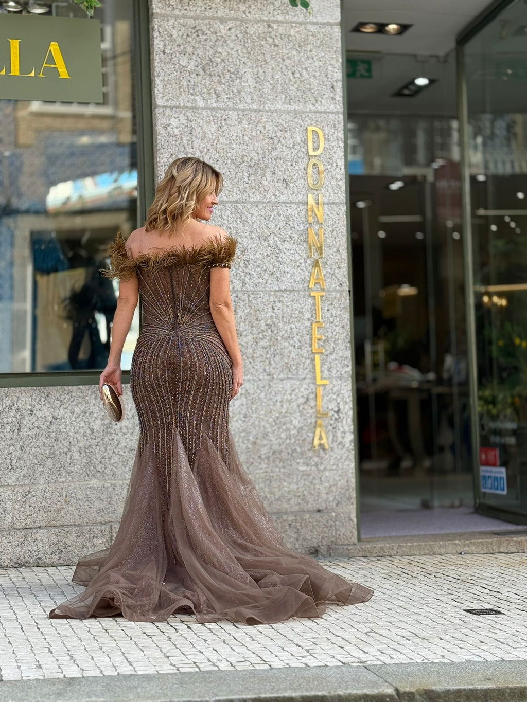 VESTIDO SEREIA COM PLUMAS