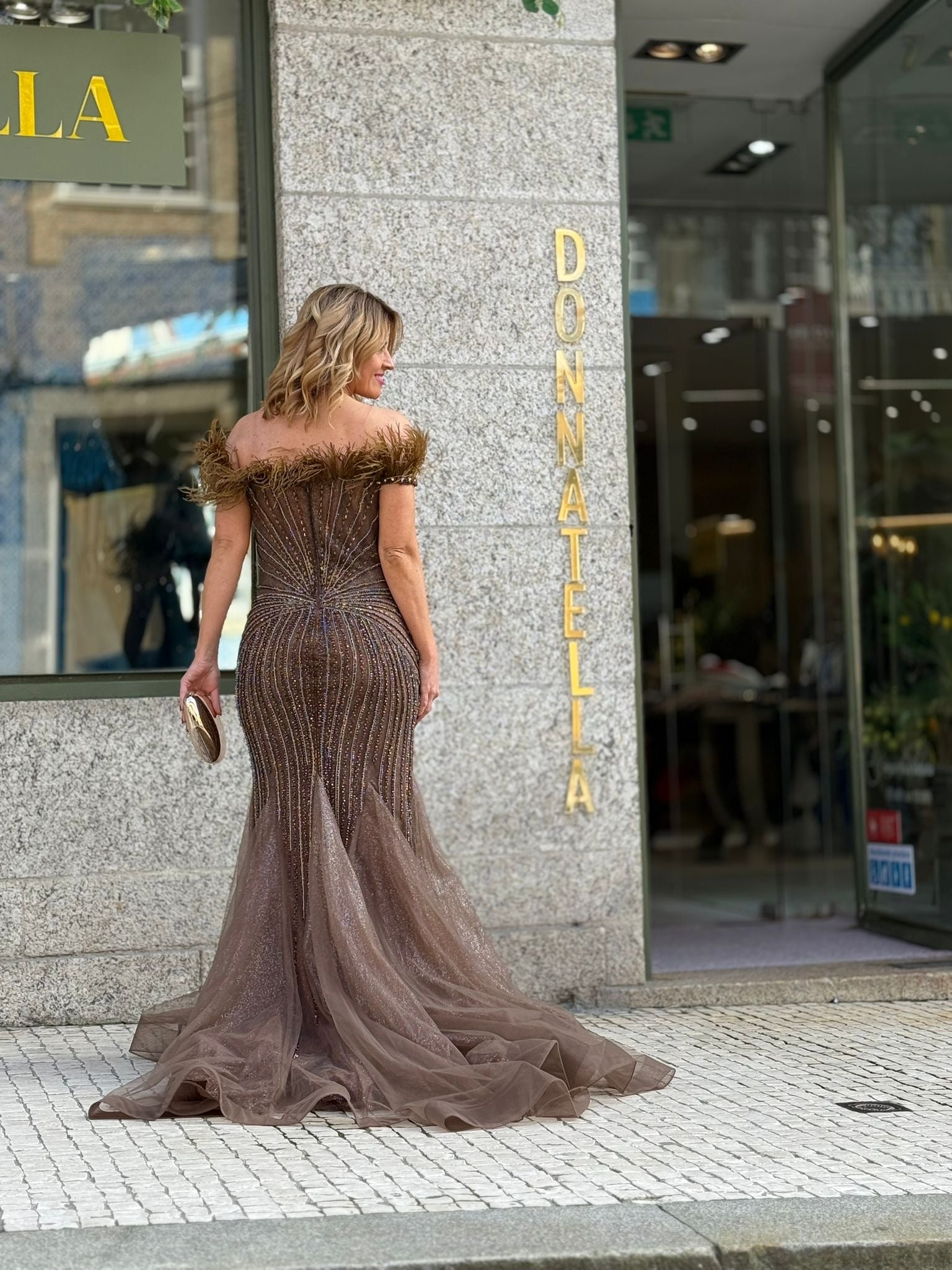 VESTIDO SEREIA COM PLUMAS