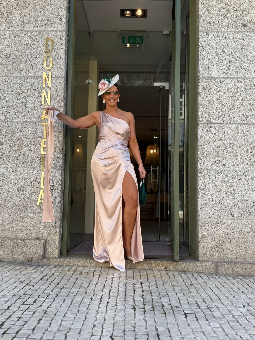 VESTIDO BEGE COM RACHA