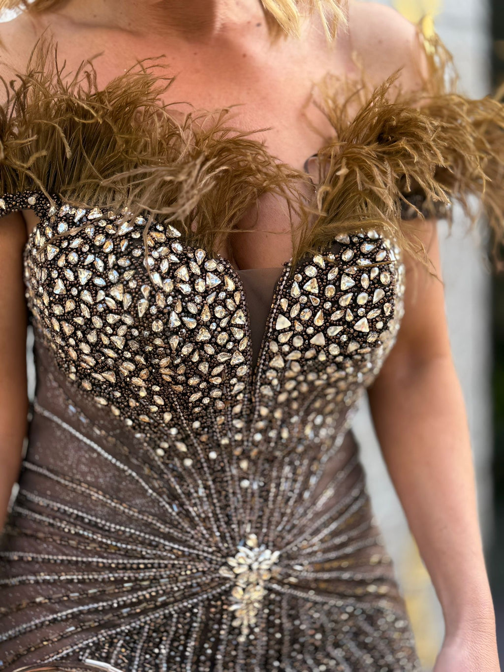 VESTIDO SEREIA COM PLUMAS