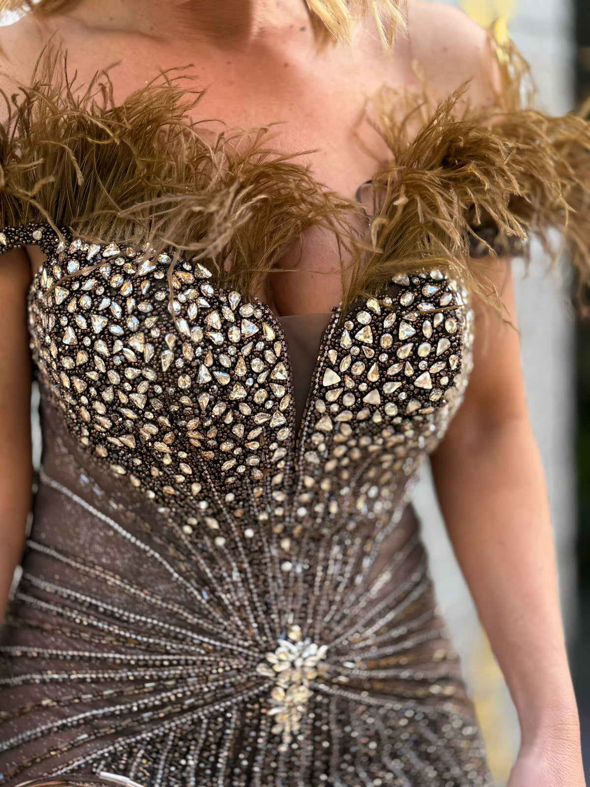 VESTIDO SEREIA COM PLUMAS