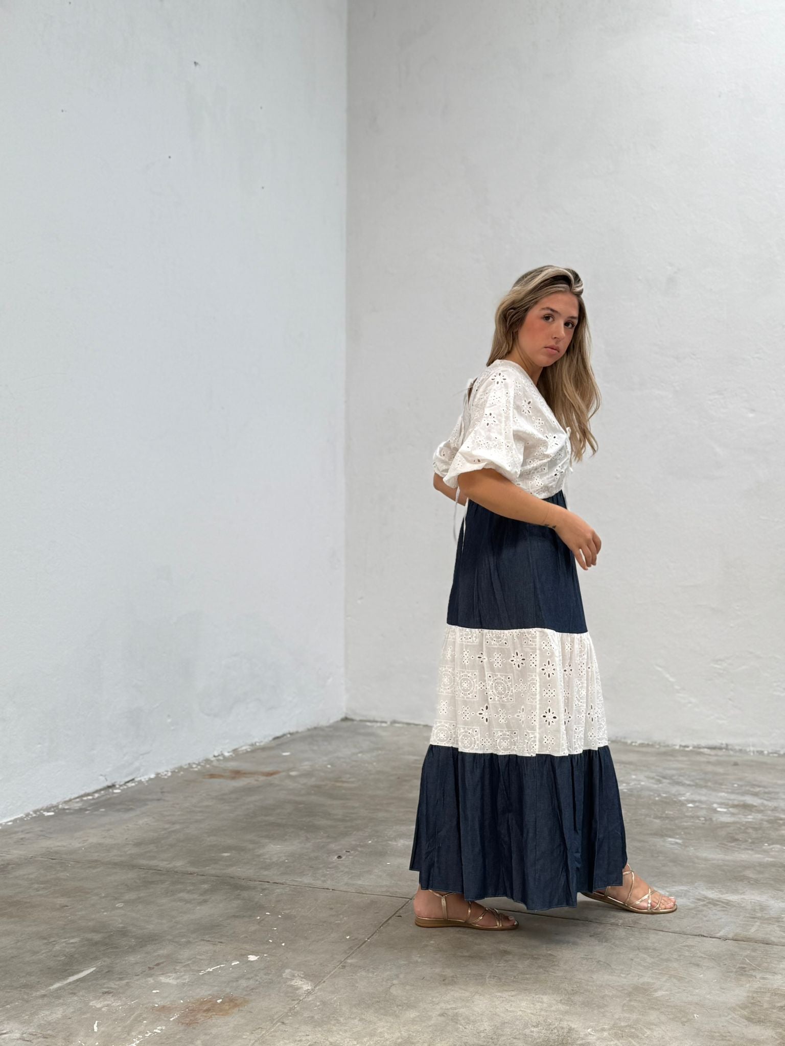 Vestido em ganga e bordado ingles