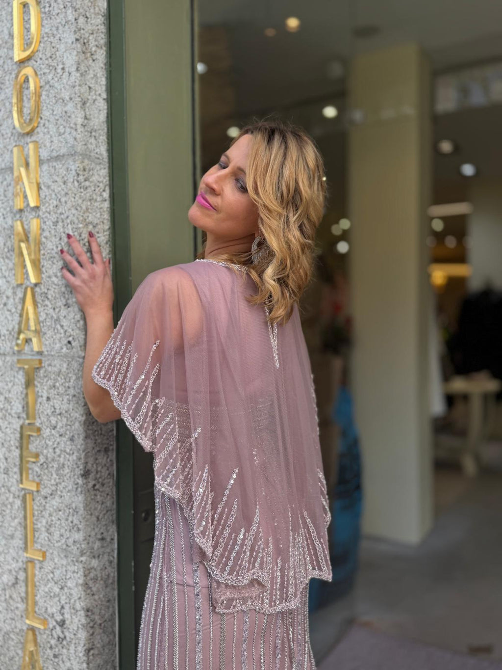 VESTIDO LANTEJOULAS COM CAPA