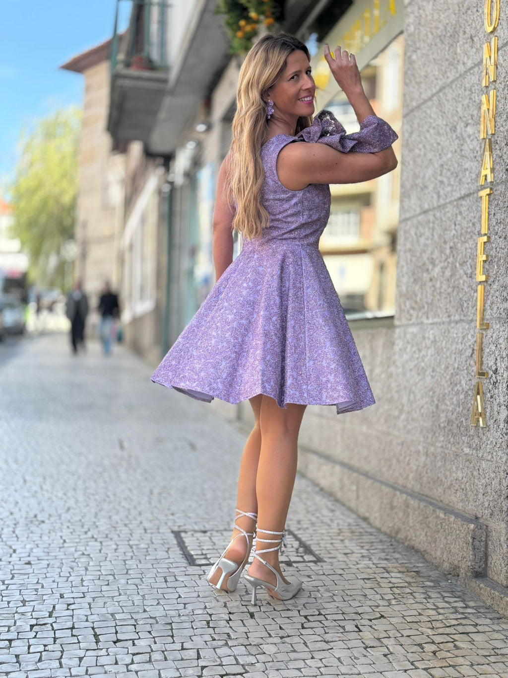 VESTIDO LAVANDA COM BRILHO