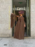 VESTIDO CASTANHO COM CAPA