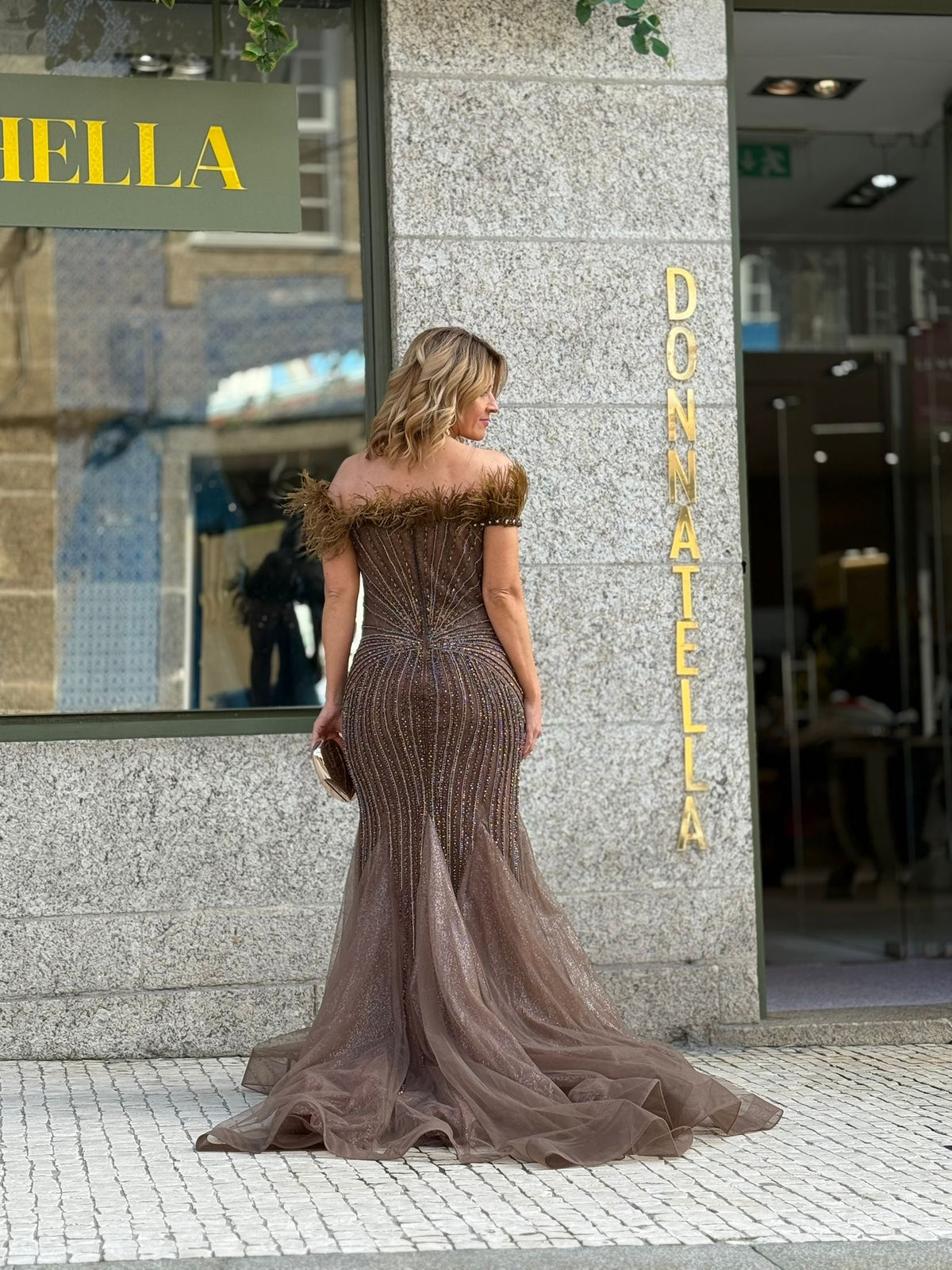 VESTIDO SEREIA COM PLUMAS