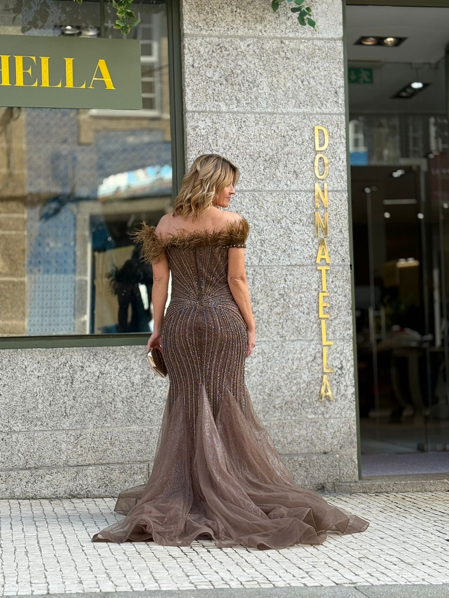 VESTIDO SEREIA COM PLUMAS