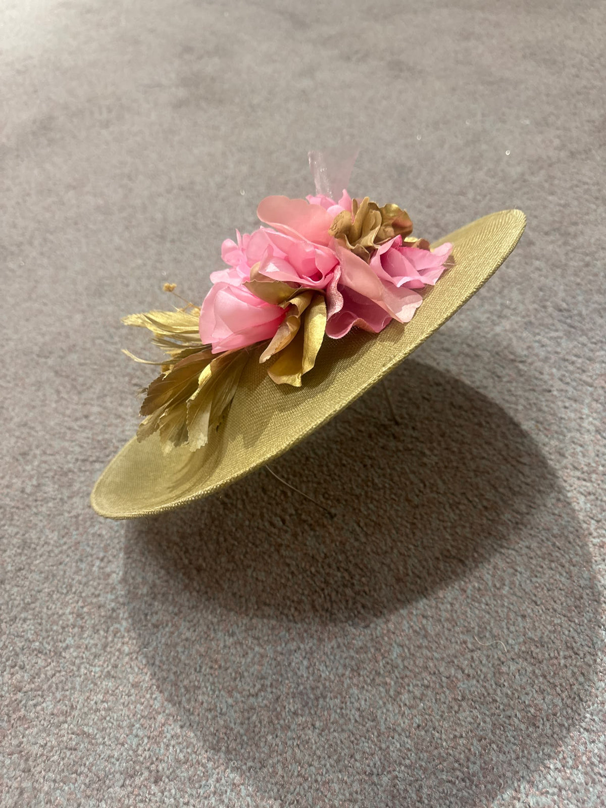 TOUCADO DOURADO COM FLOR ROSA