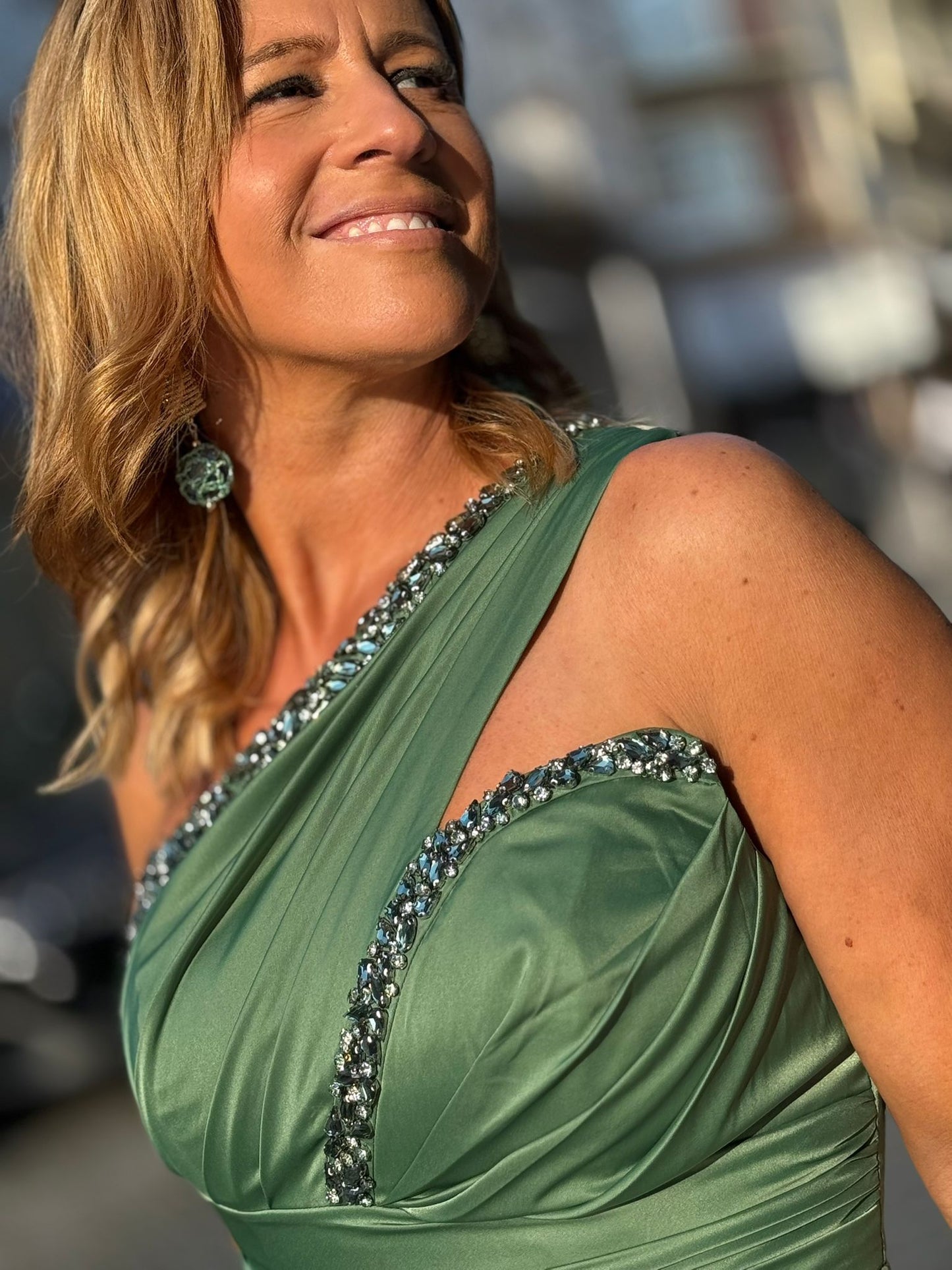 Vestido verde assimétrico em cetim