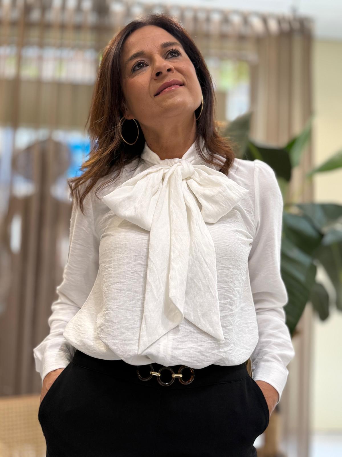 Blusa branca com laço no pescoço