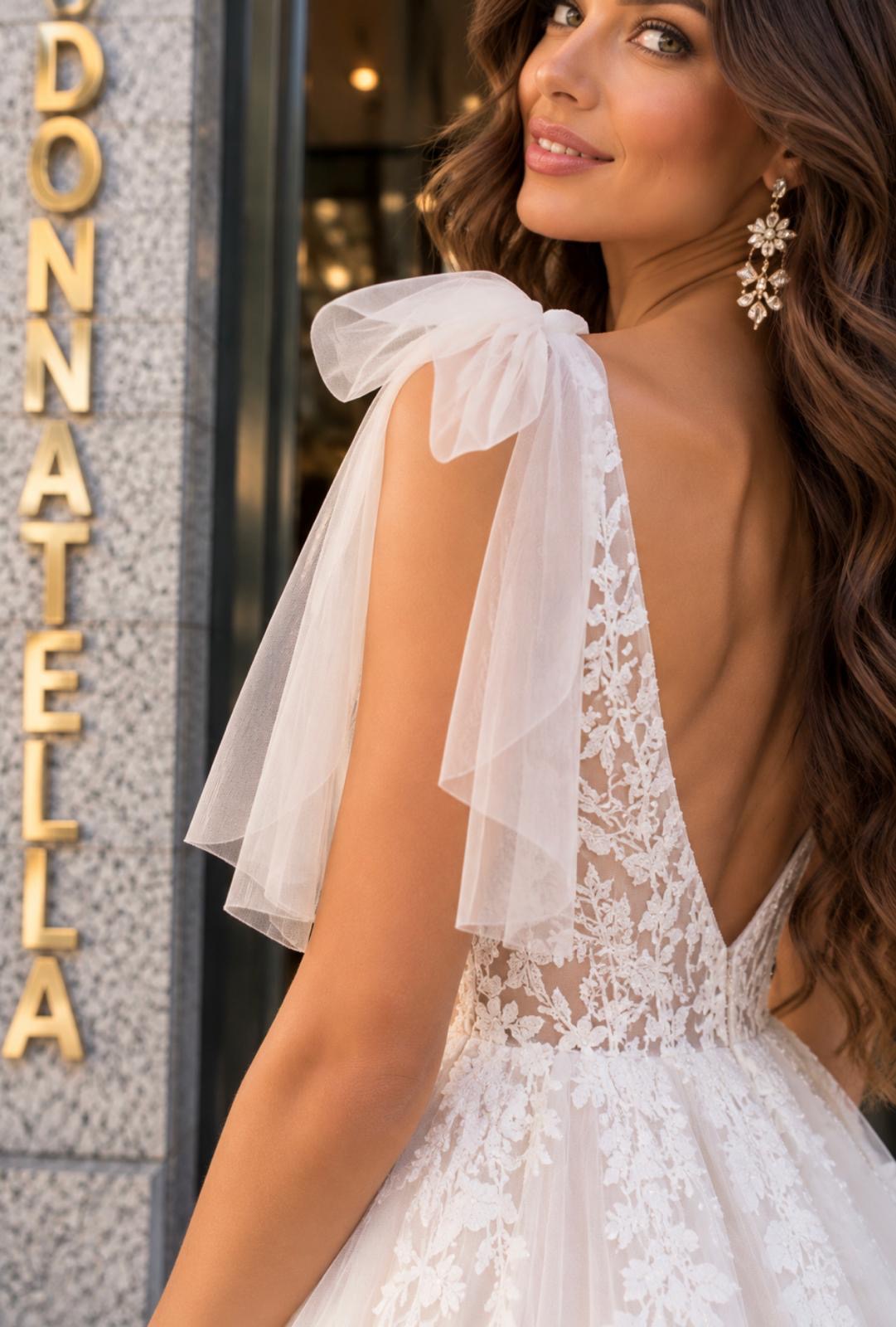 VESTIDO EM TULE COM LAÇOS NOS OMBROS