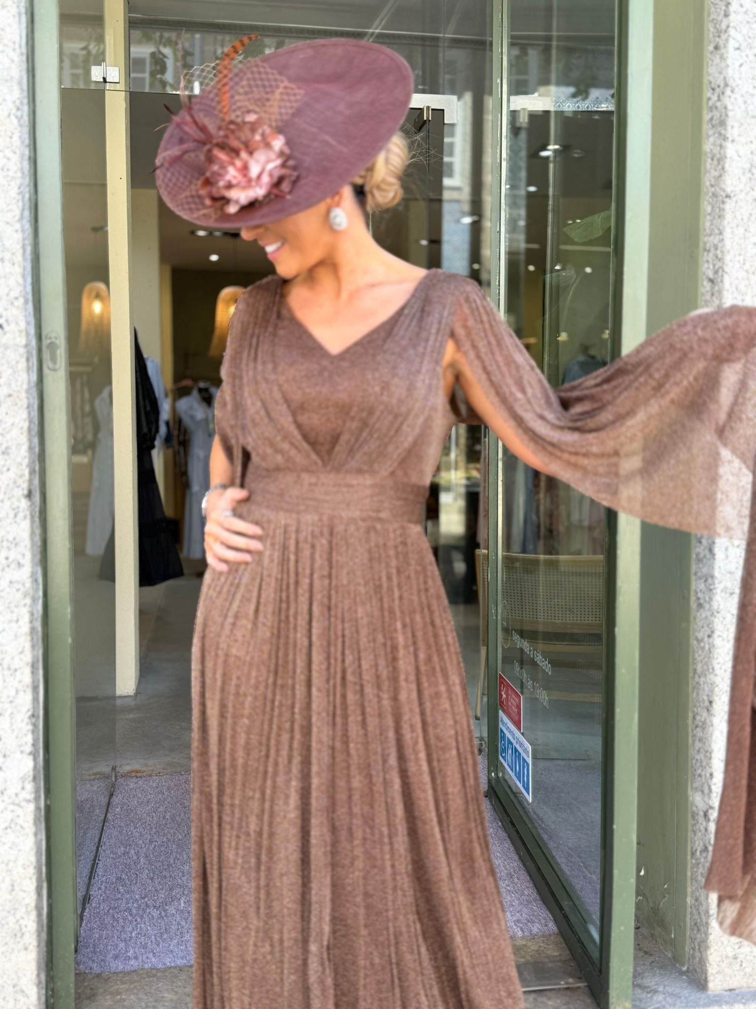 VESTIDO CASTANHO COM CAPA