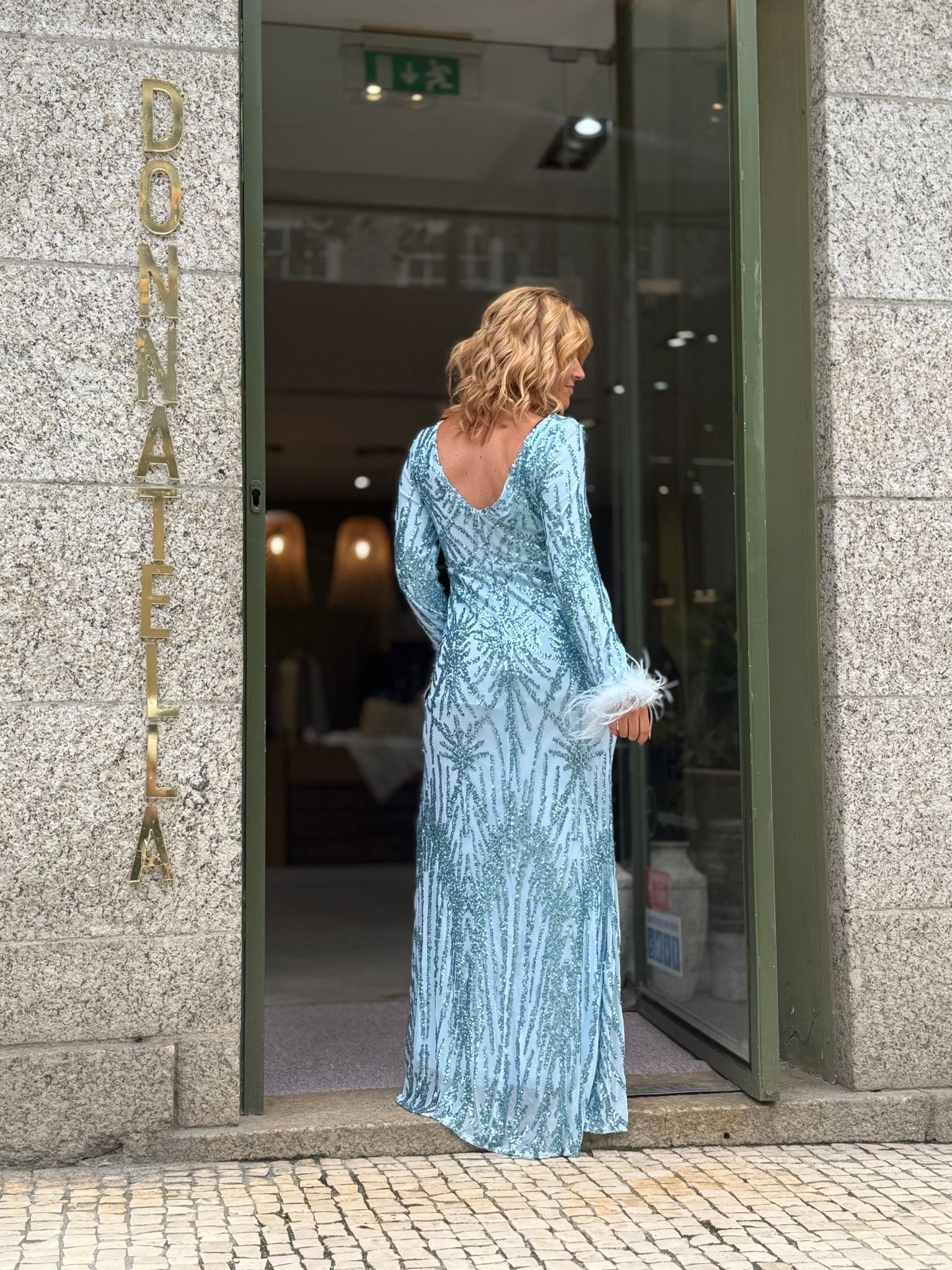 VESTIDO SEREIA MANGA LONGA COM PLUMAS