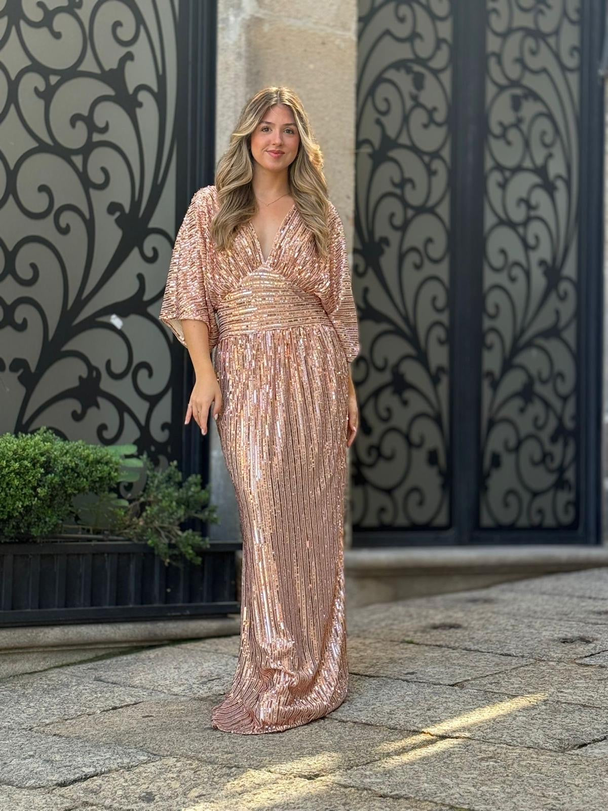 VESTIDO EM LANTEJOULAS COM MANGA