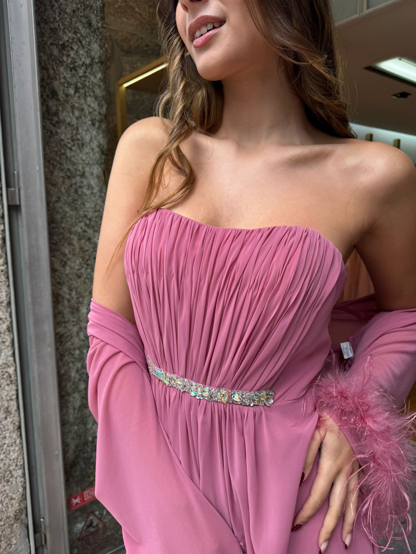 Vestido cai-cai com bolero de plumas