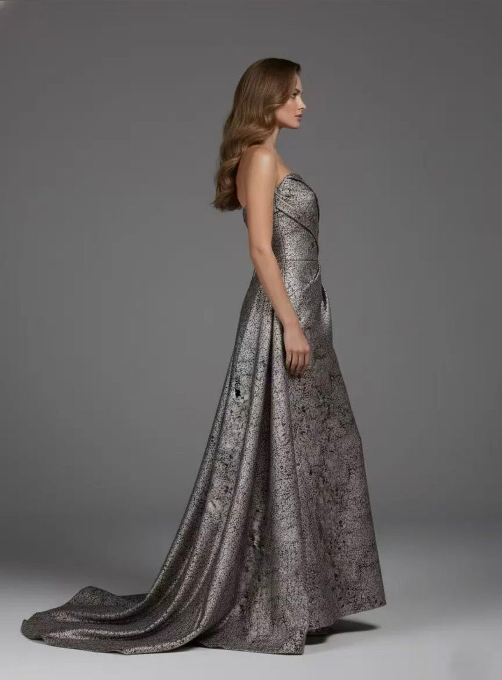 VESTIDO BROCADO EM MODELO SEREIA