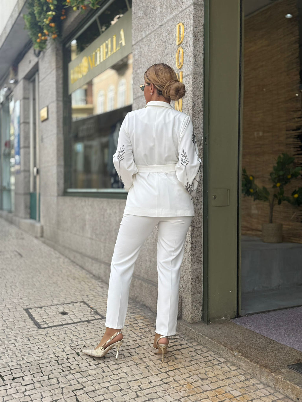CONJUNTO BRANCO DETALHADO