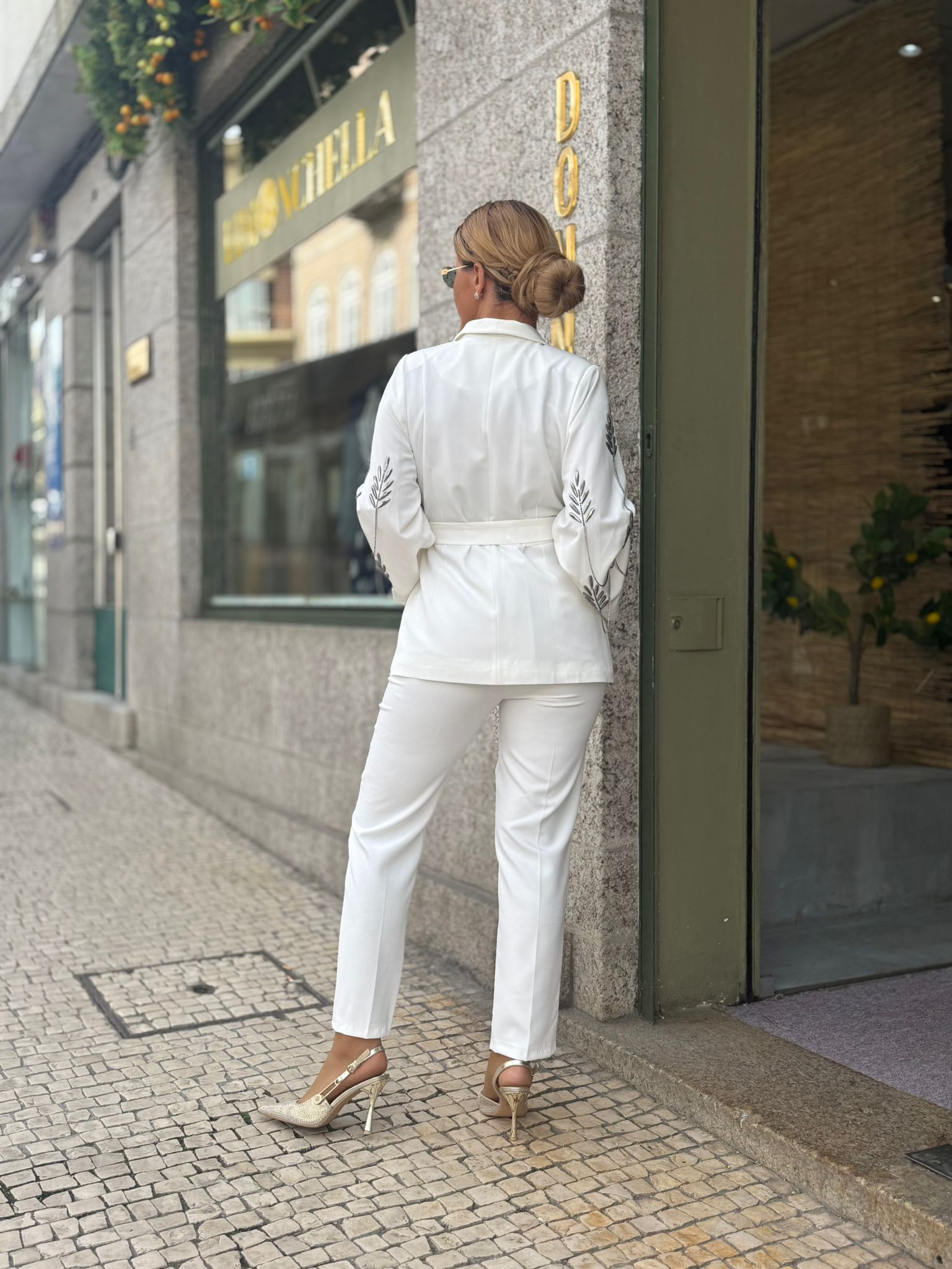 CONJUNTO BRANCO DETALHADO