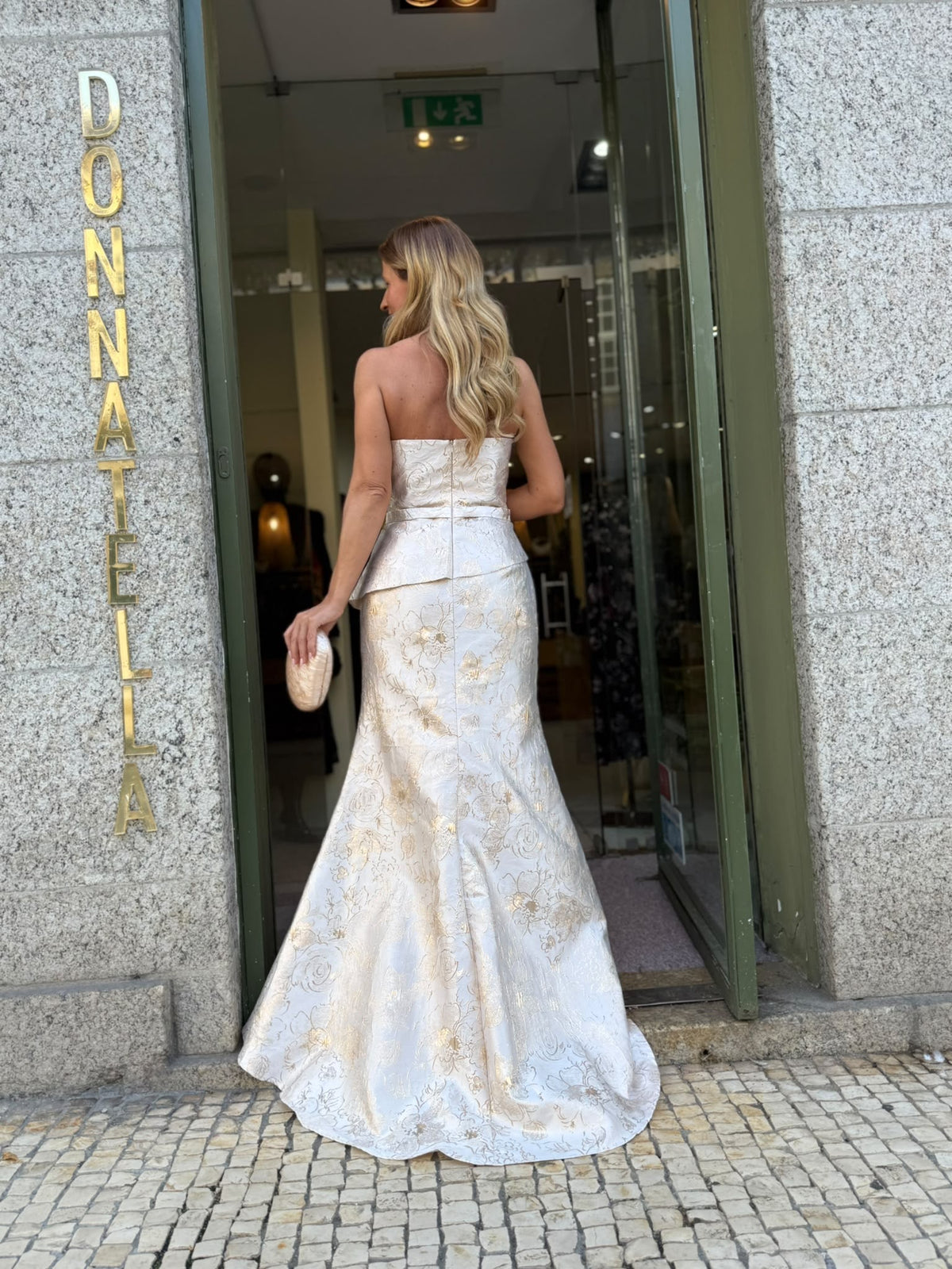 VESTIDO CHAMPAGNE COM PADRÃO FLORAL