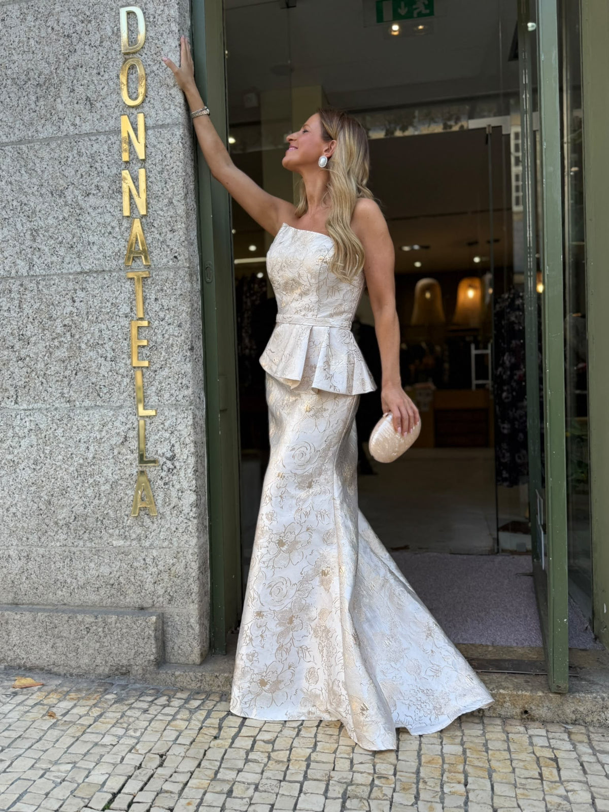 VESTIDO CHAMPAGNE COM PADRÃO FLORAL