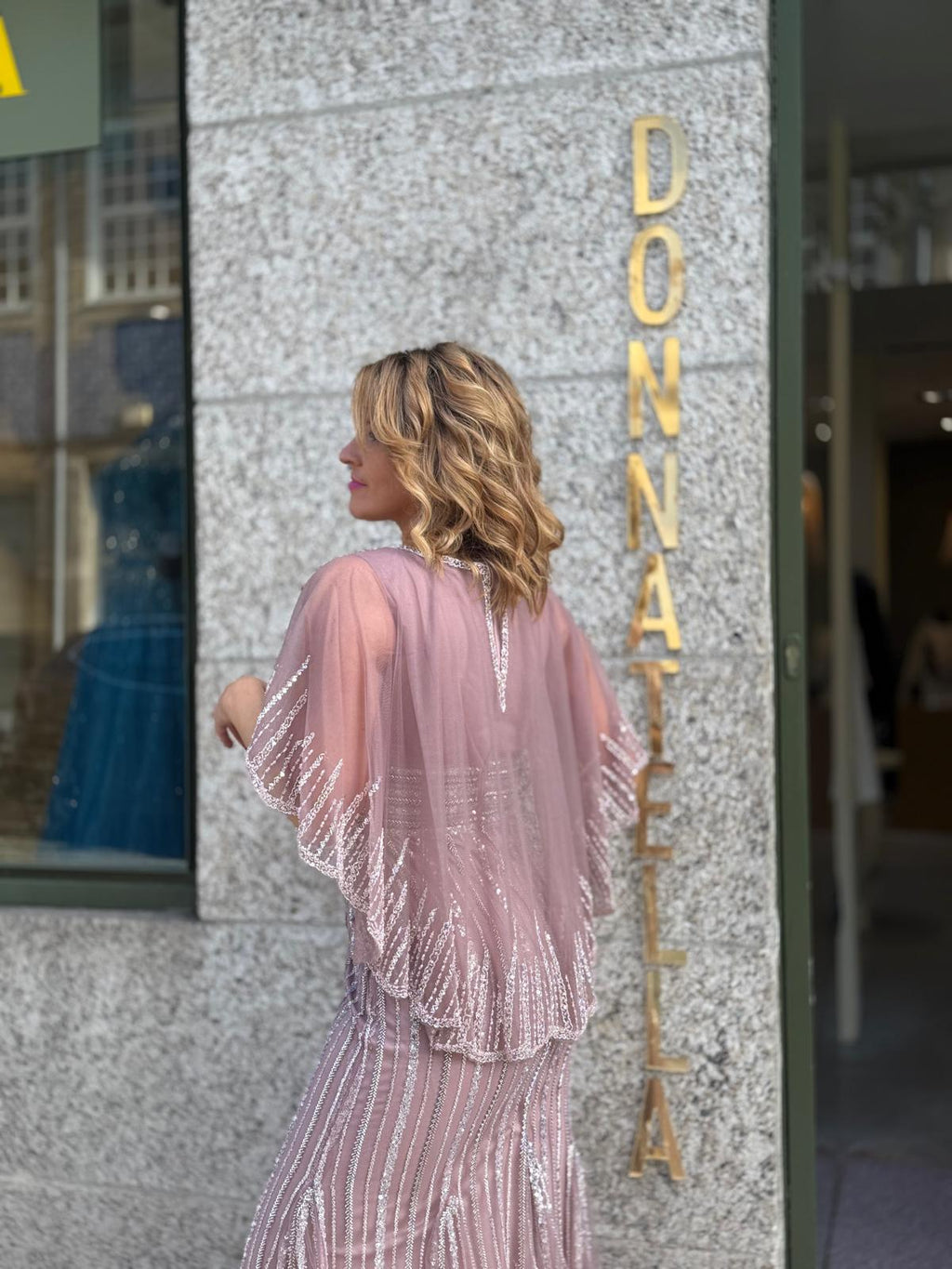 VESTIDO LANTEJOULAS COM CAPA