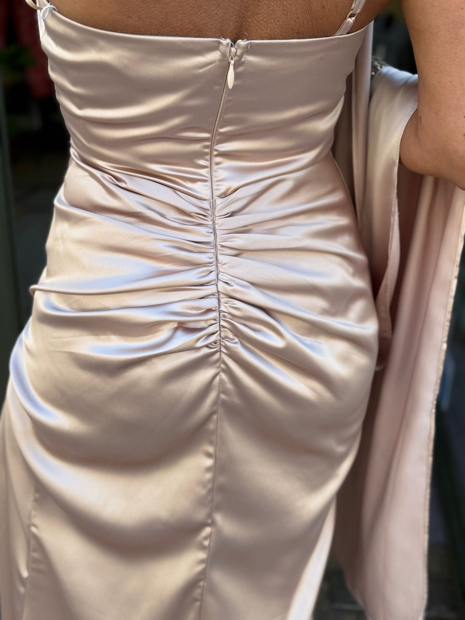 VESTIDO BEGE COM RACHA