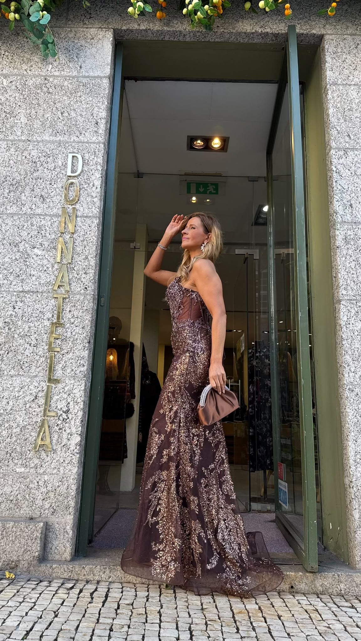 VESTIDO COM LANTEJOULAS