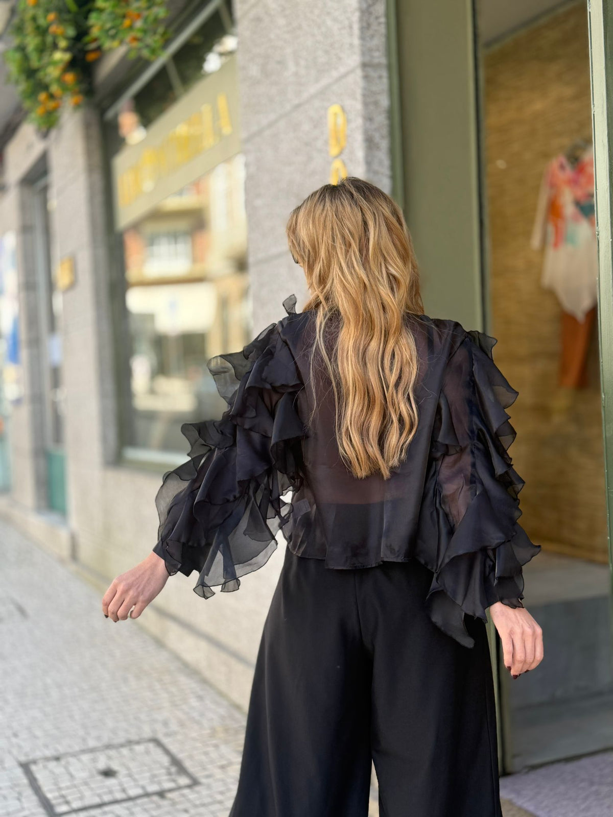 BLUSA PRETA FOLHOS