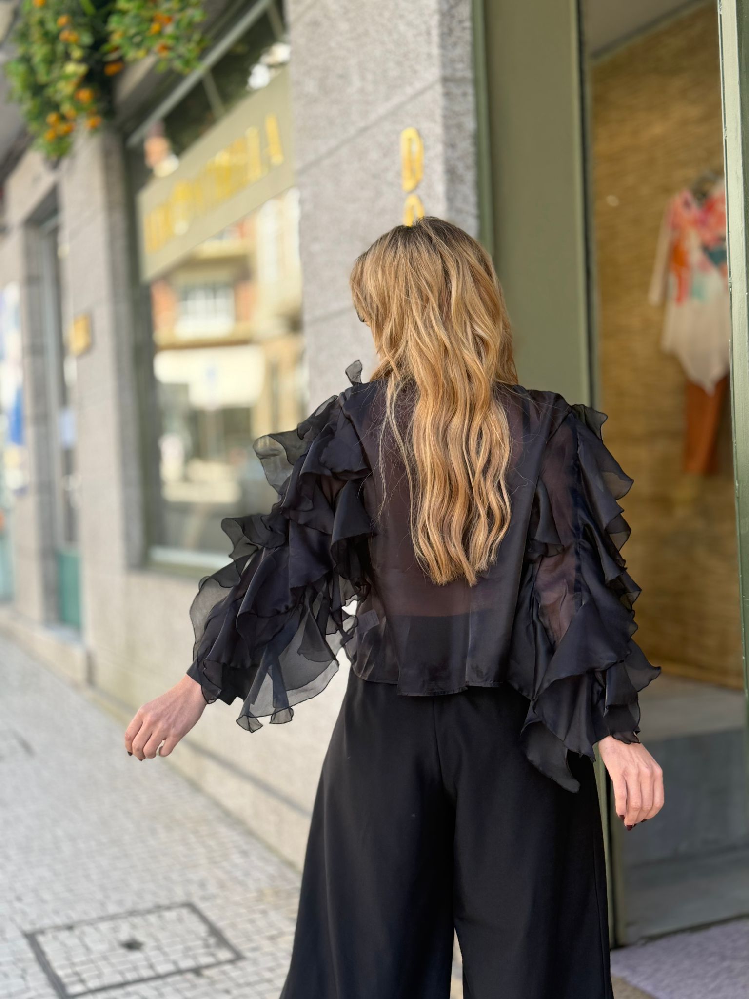 BLUSA PRETA FOLHOS