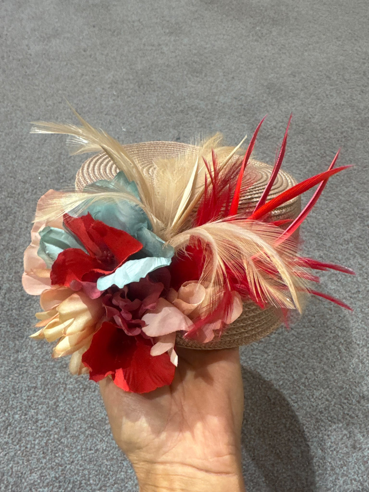 TOUCADO ROSA COM FLORES E PENAS VERMELHAS