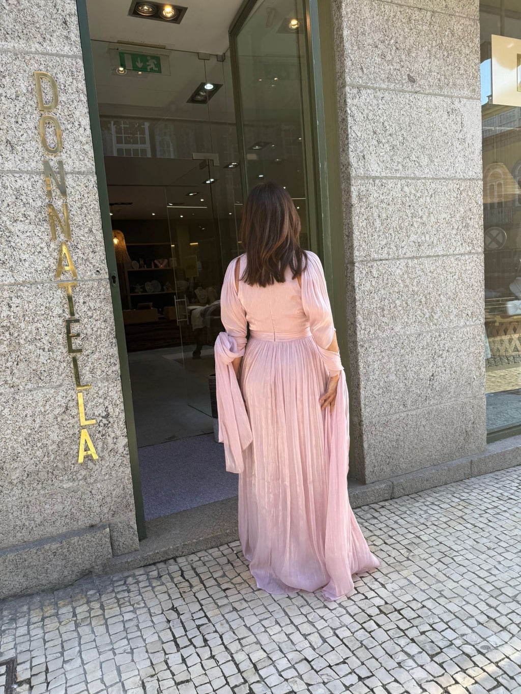 VESTIDO CETIM COM MANGAS CAPA