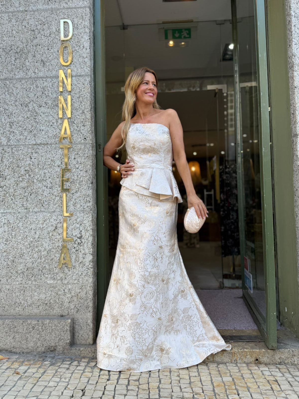 VESTIDO CHAMPAGNE COM PADRÃO FLORAL