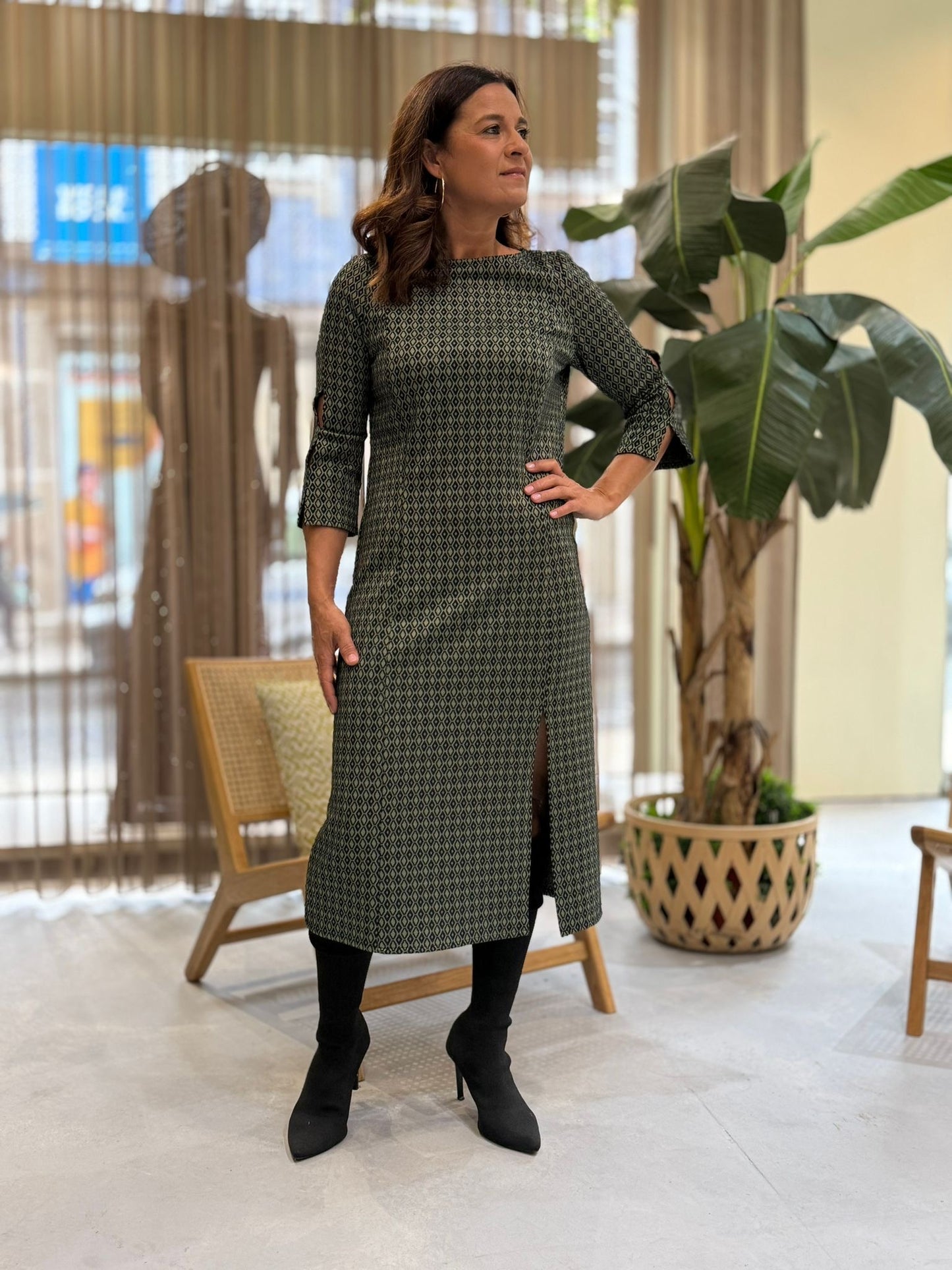 Vestido com padrão verde e preto