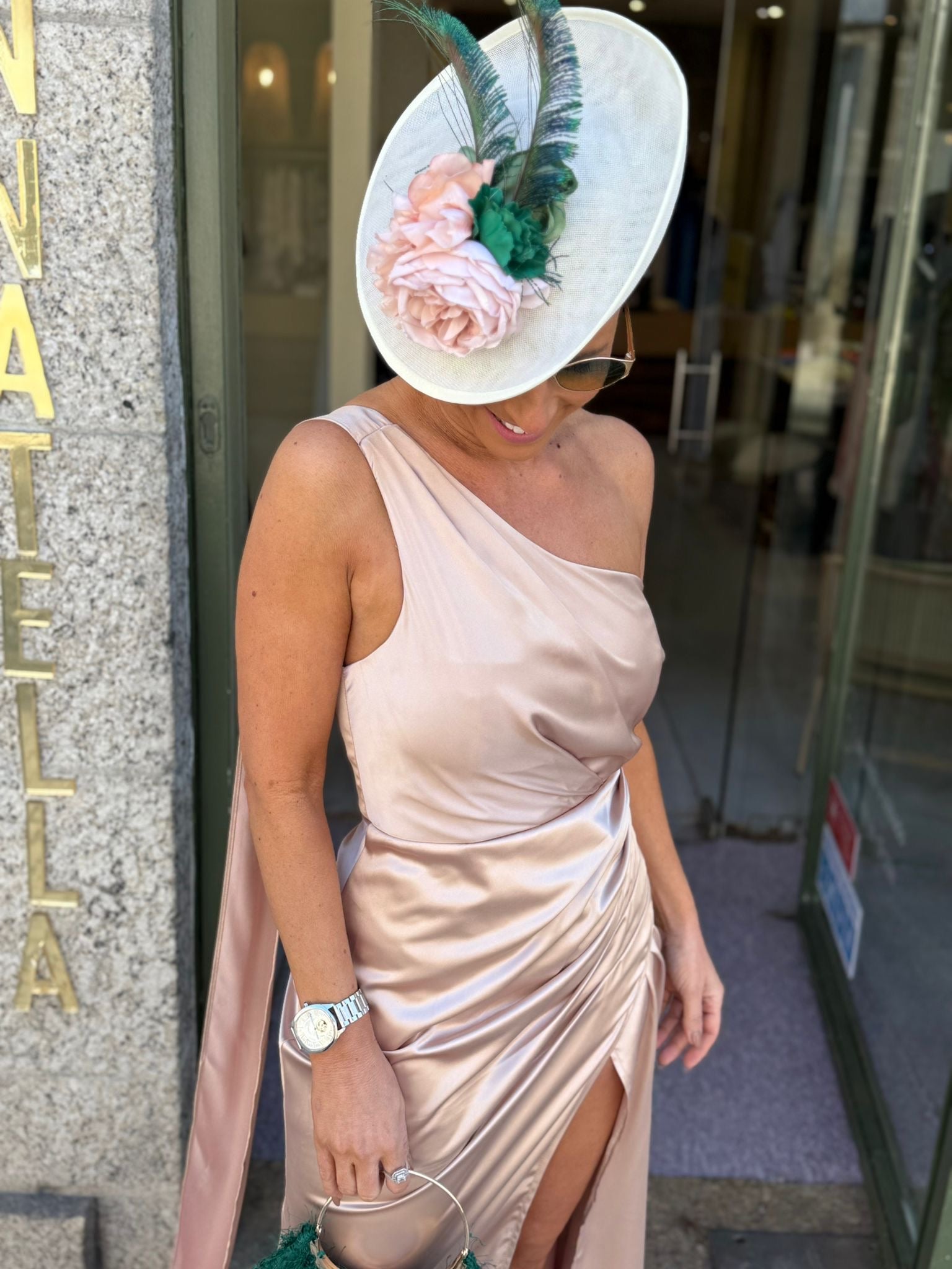 VESTIDO BEGE COM RACHA