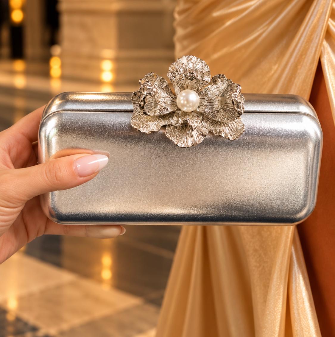 POCHETE PRATEADA COM FLOR E PÉROLA