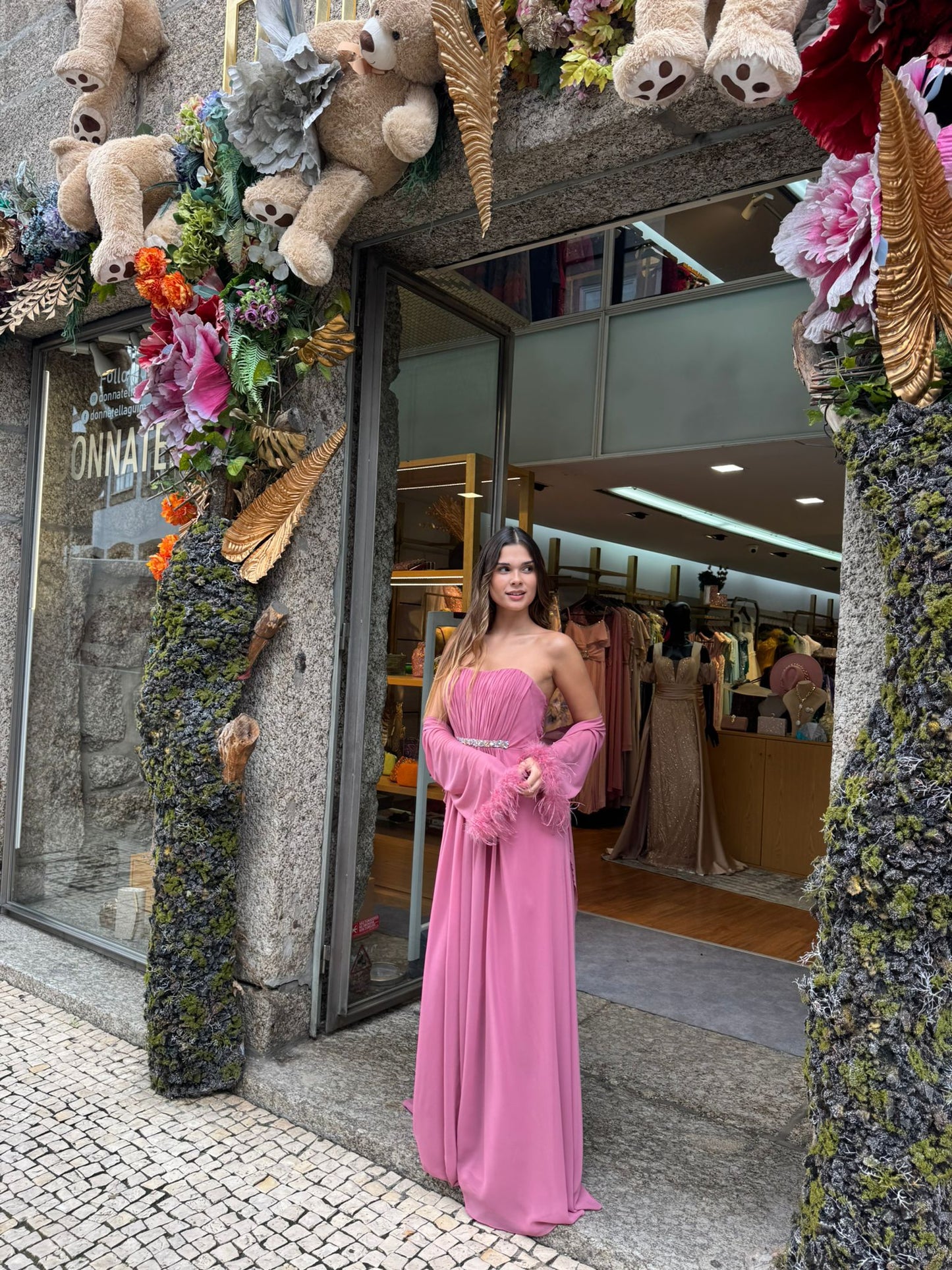 Vestido cai-cai com bolero de plumas