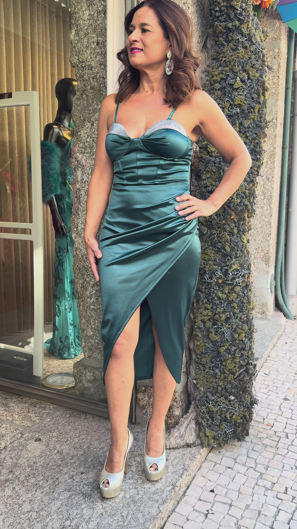 Vestido midi com detalhes de brilho prata na parte dos peitos
